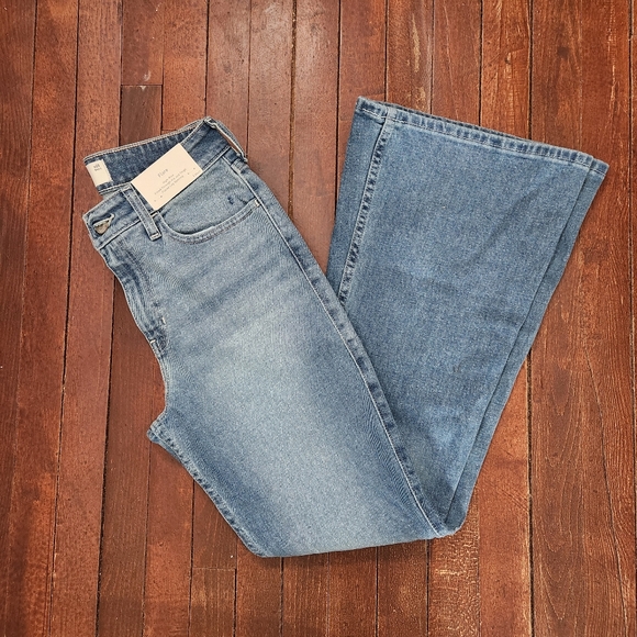 Hollister Denim - NWT Hollister High-Rise Medium Wash Flare Jeans – Size 6 Short (28W, 30” Inseam)